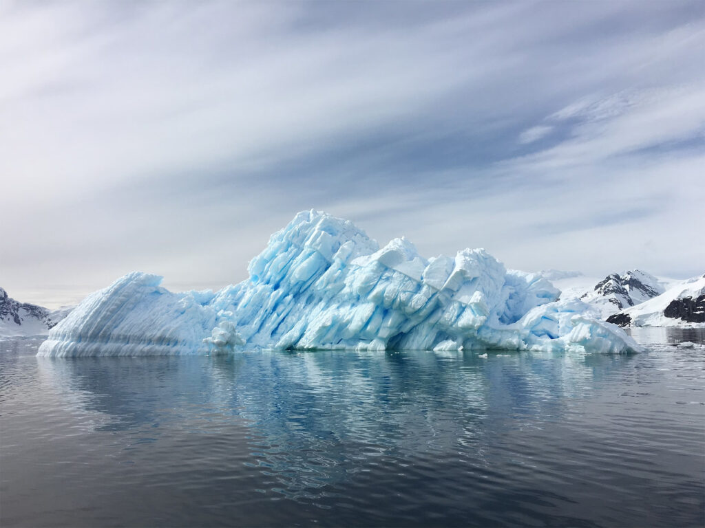 Voyager en Antarctique: par bateau ou par avion