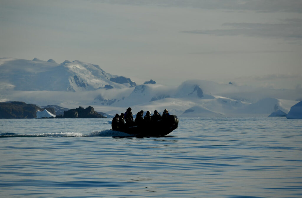 Voyager en Antarctique: par bateau ou par avion